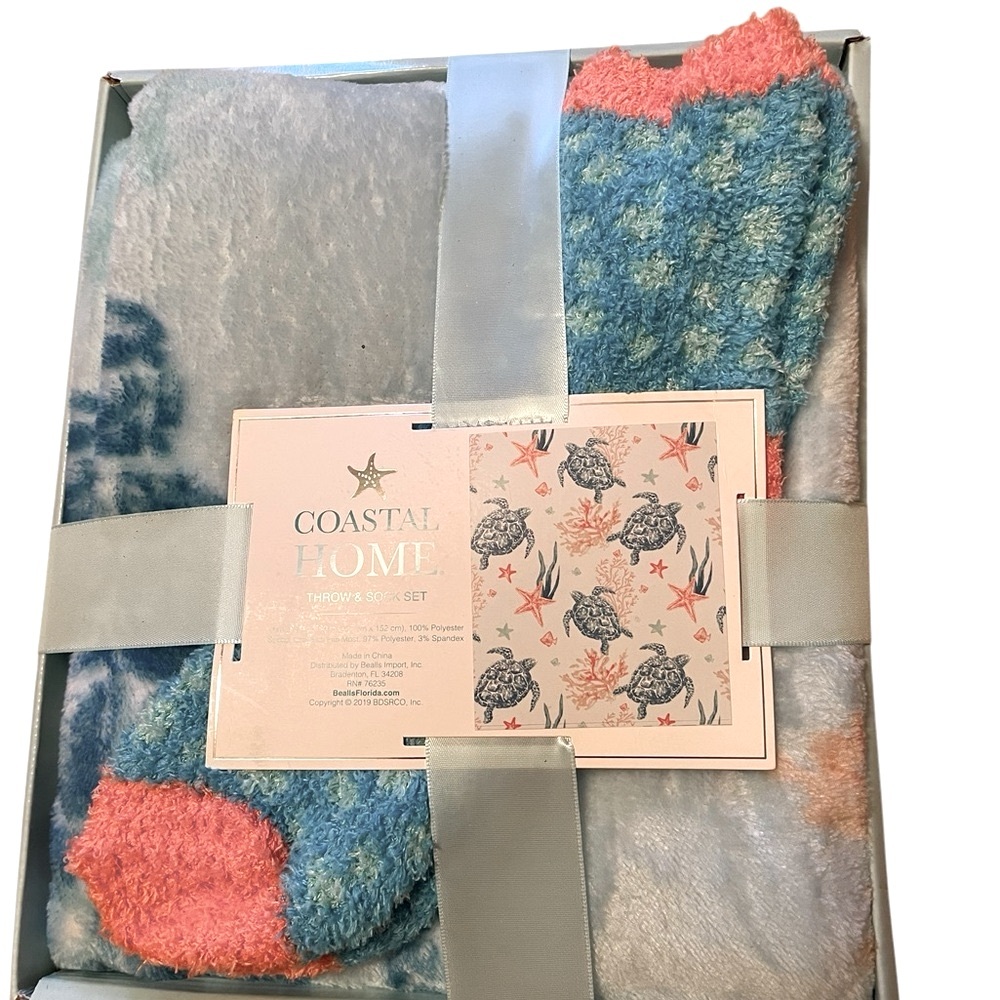 New Coastal Home Fuzzy Throw and Socks Set. Sea Turtle design Sea Ocean 50"x60"